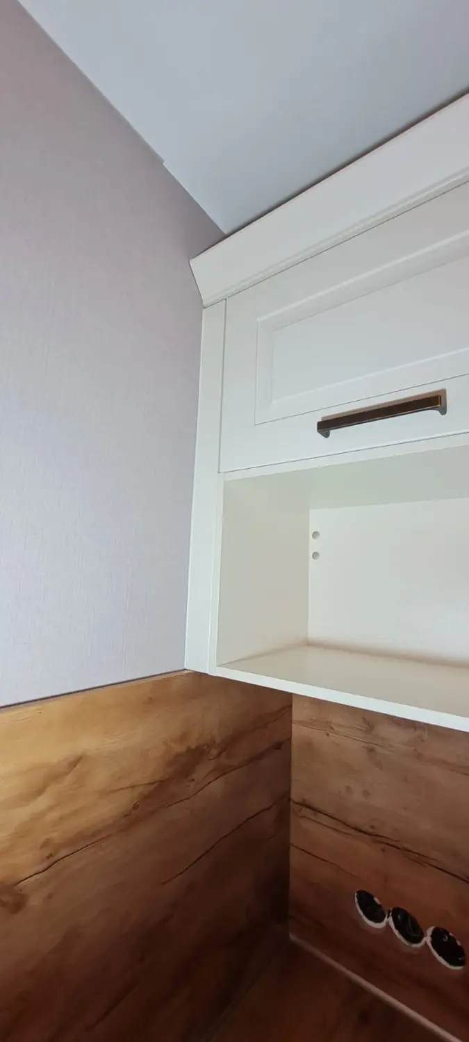 Kreativ Küchen, modern renovierte Küchenarbeitsplatte und Schrank