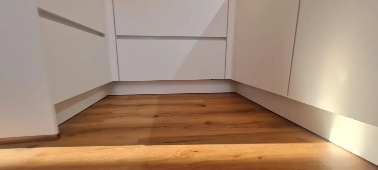 Kreativ Küchen, Küche Holzboden und Schrank